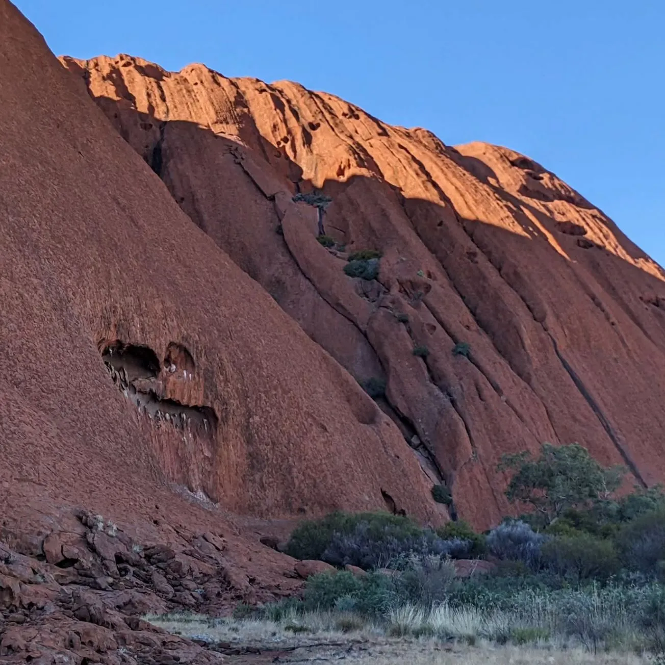 Queen City Project | How long does it take to walk around the whole of Uluru? Best Time of Day to Walk Uluru
