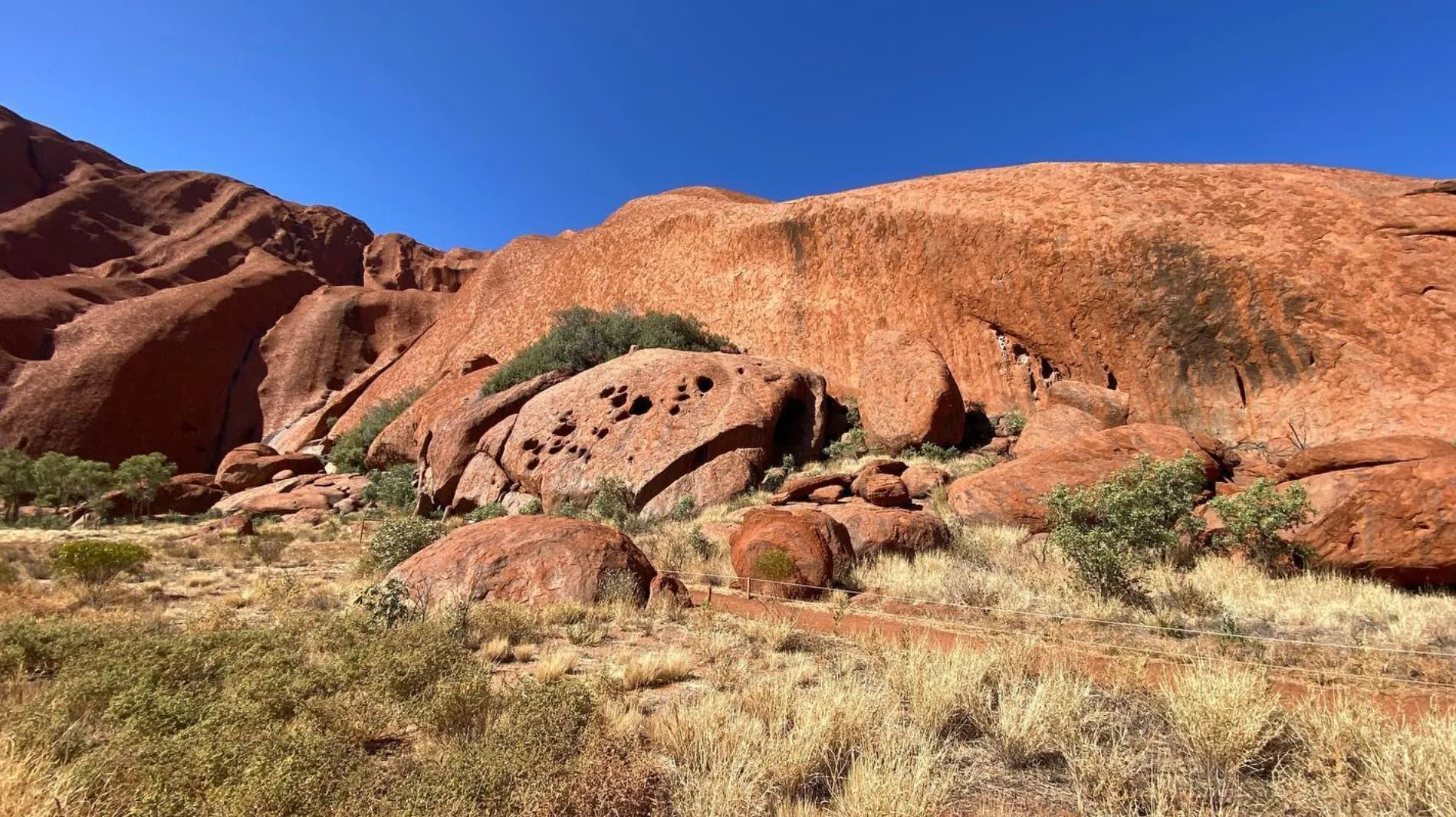 Queen City Project | How long does it take to walk around the whole of Uluru? Things to Consider